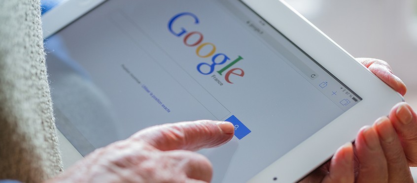 Certificación Google - Hombre con Tableta