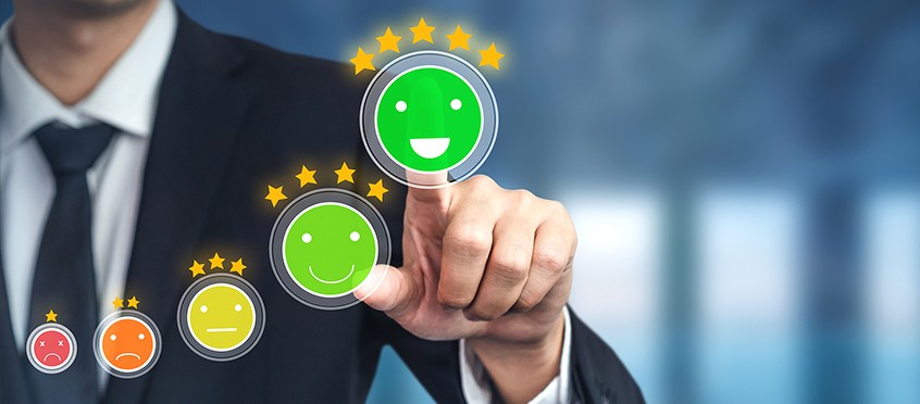 Hombre ejecutivo señala cara feliz - productividad laboral