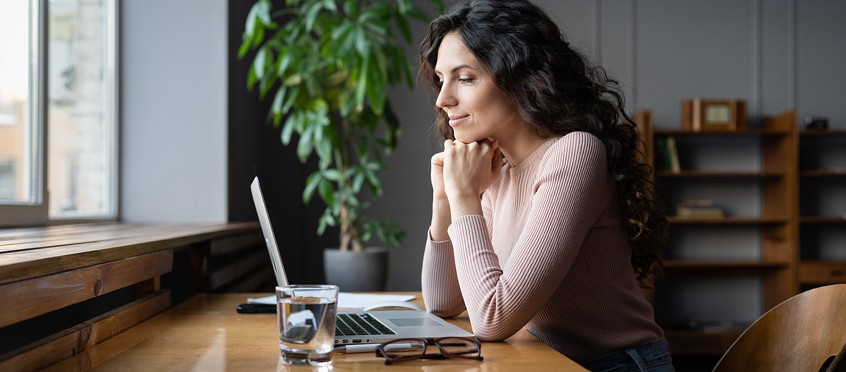 Mujer frente al pc teletrabajo